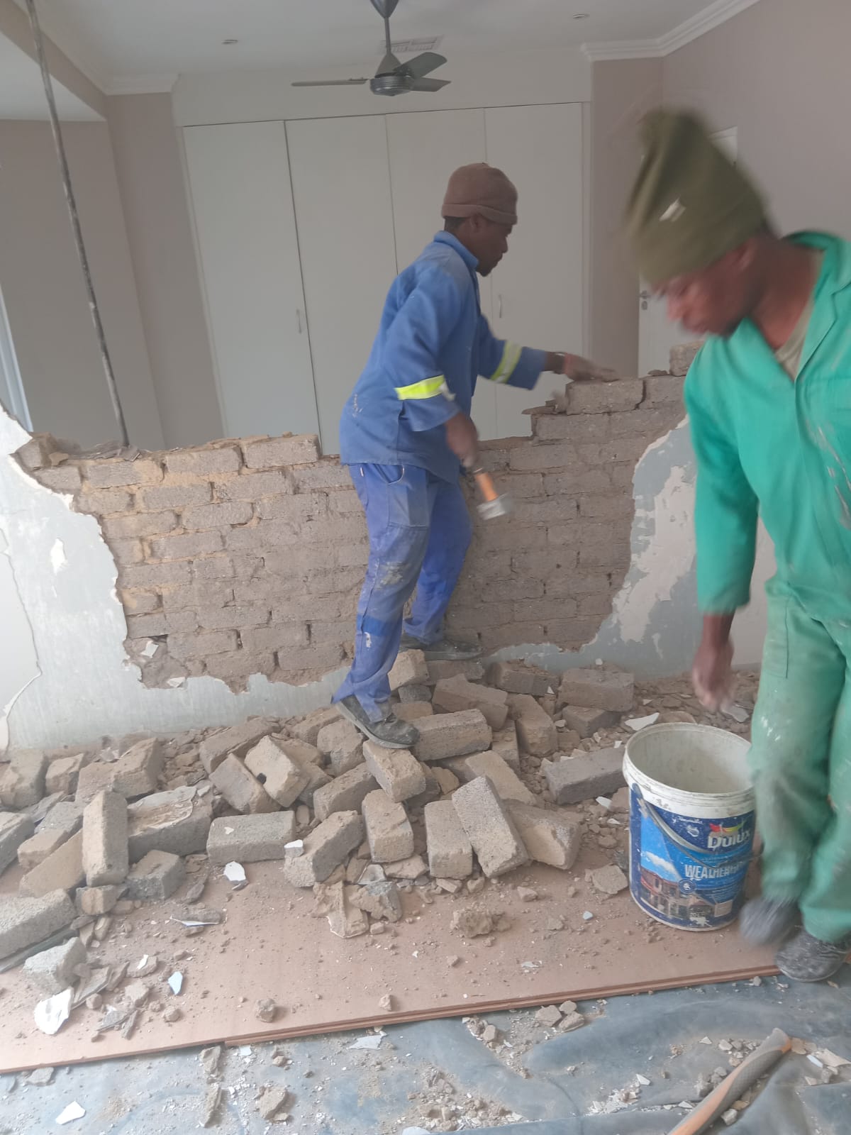 Plastering surface sanding