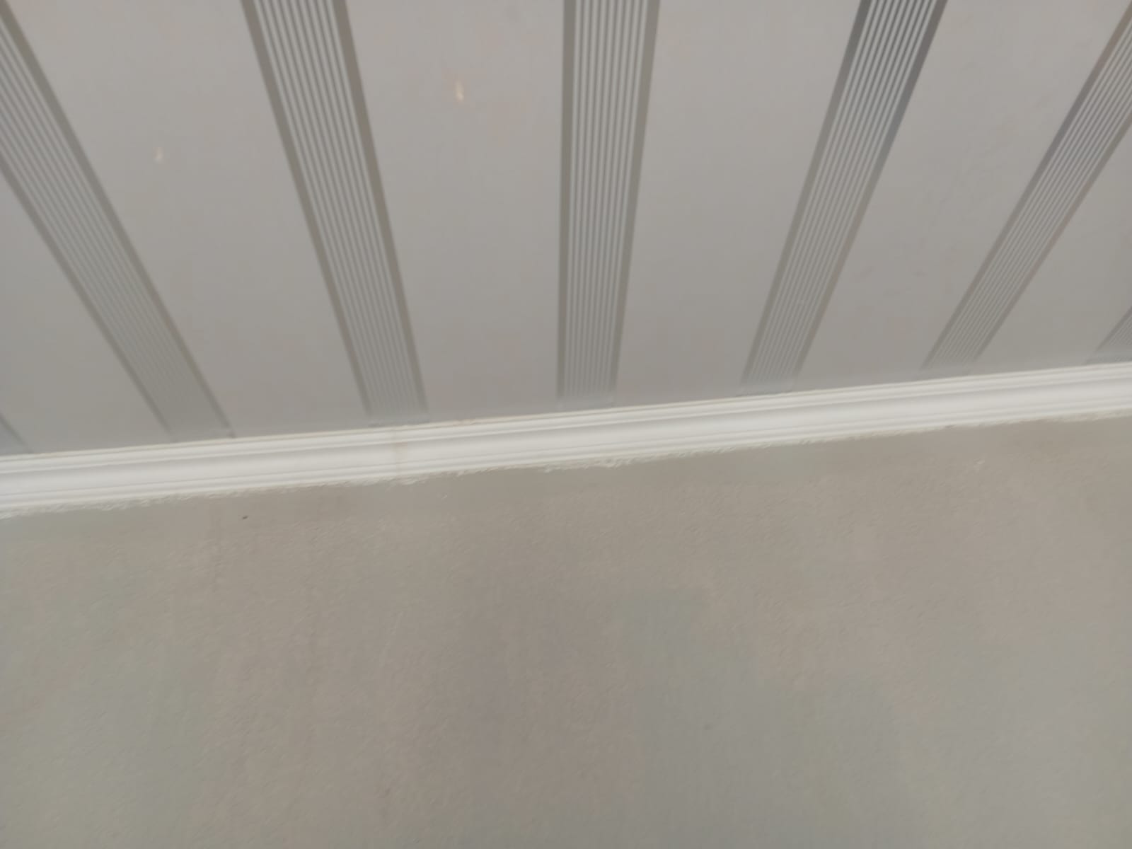 Ceiling installation with lighting gaps