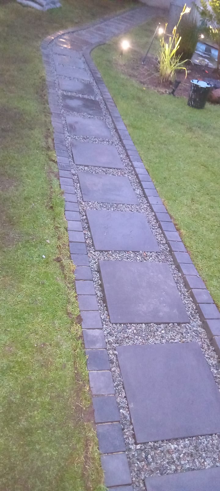 Interlocking paving fitment